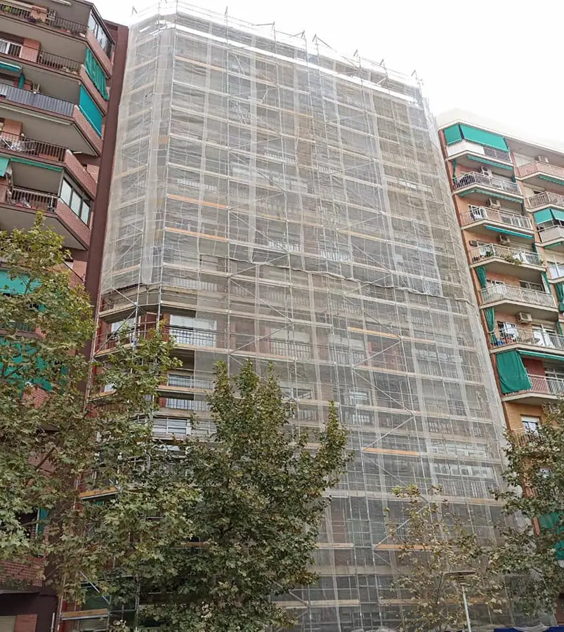 Andamio multidireccional en rehabilitación de edificio, Barcelona